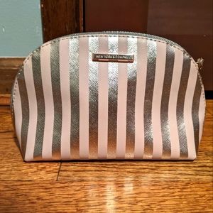 New York & Company Cosmetics/make-up Bag